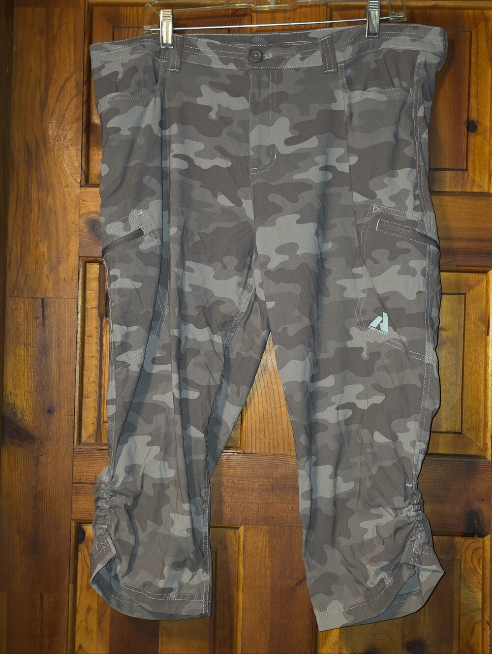 Eddie Bauer Sz 16 Woman's Camouflage Cargo Capris - Gray Camo